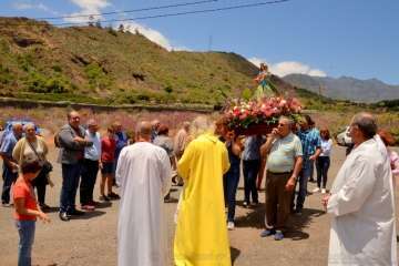 Un vecino echa un cable para la misa en Tecén (Foto Francisco J. Santana)